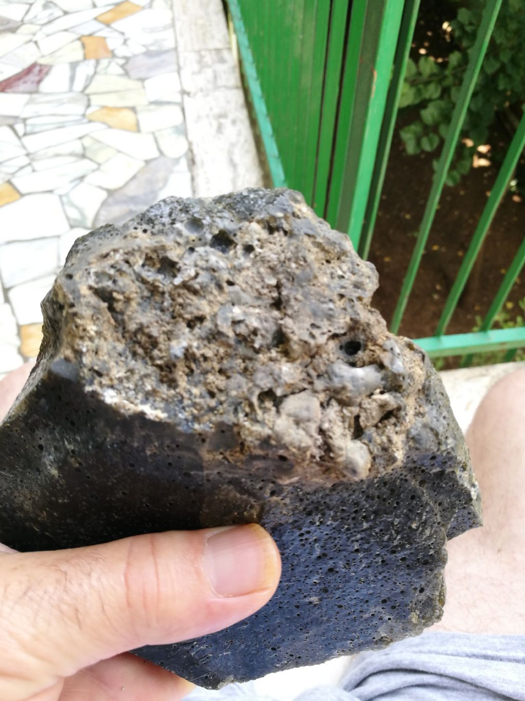 Identificazione roccia ricoperta da patina vetrosa